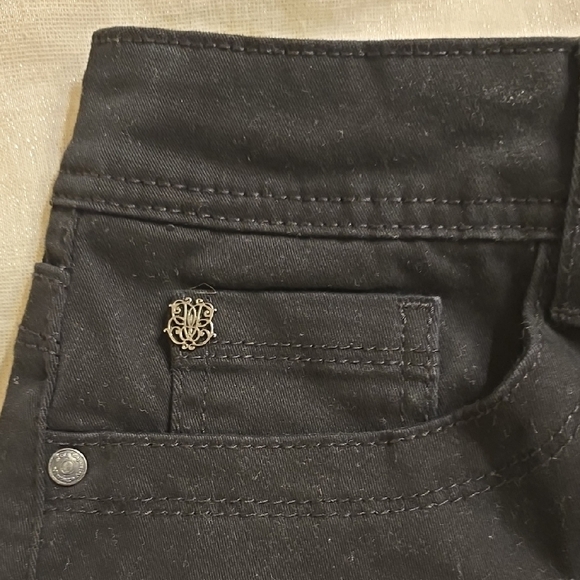 Bandolino Women's White and Vintage America Black Shorts Set - Picture 10 of 11